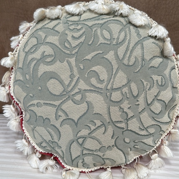 Two decorative floral accents throw pillows - Picture 4 of 11